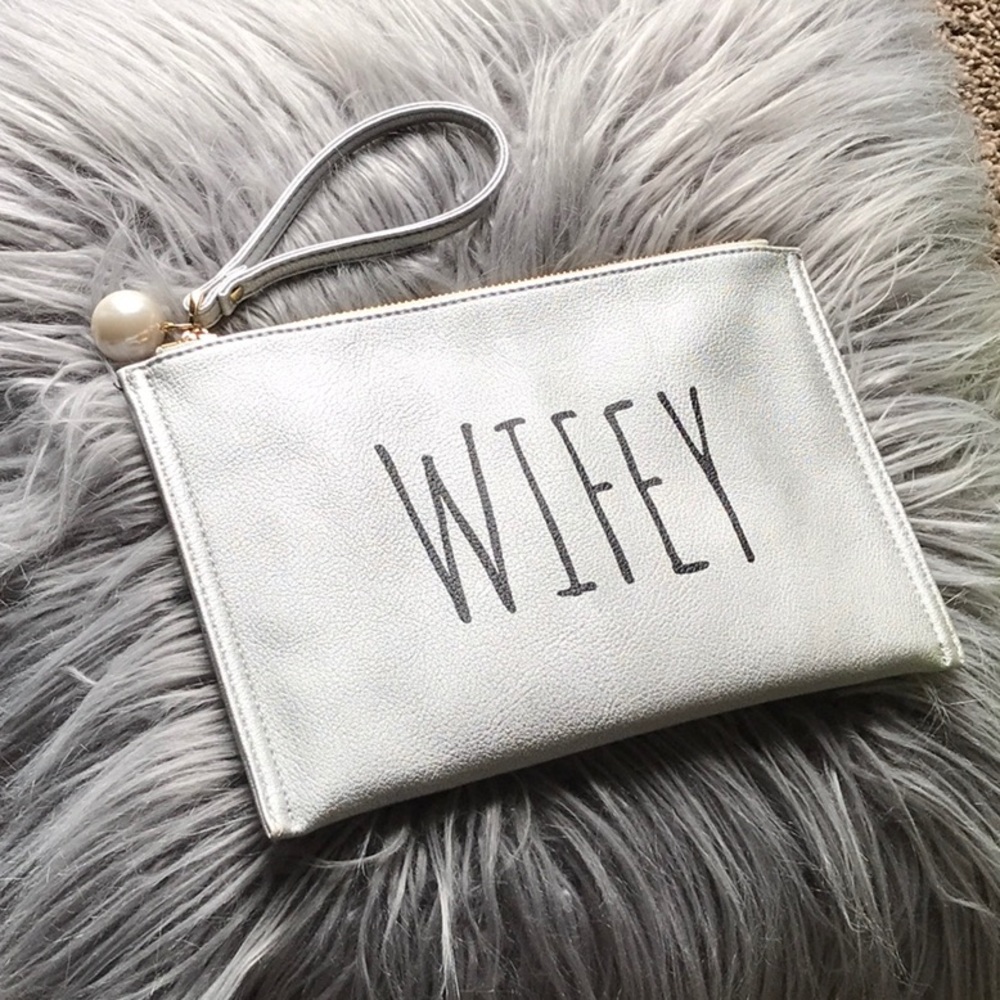 Wifey wristlet